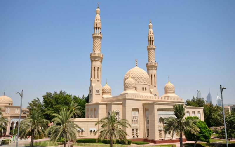 Jumeirah Mosque in Dubai under clear sky.